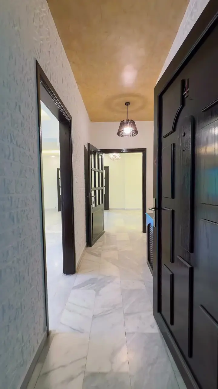 شقة للبيع في أم أذينة، 185 م²، الطابق الأول – صورة 2 من 2